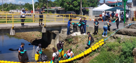 people cleaning the riobarda