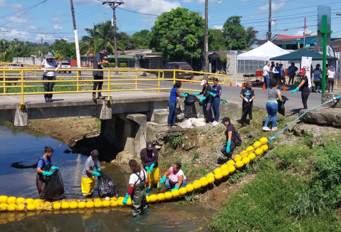 people cleaning the riobarda